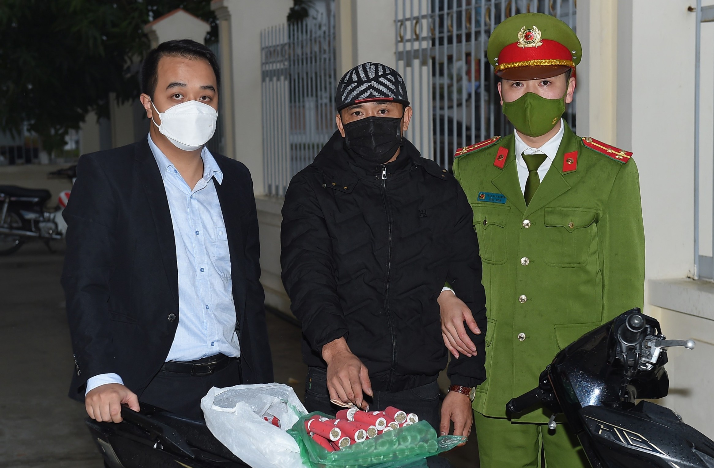 Công an quận Đồ Sơn: Bắt quả tang 1 đối tượng vận chuyển trái phép 2,1kg pháo nổ